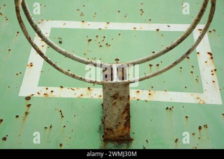 Rosted Basketball Hoop: Ein Symbol der Vernachlässigung Stockfoto