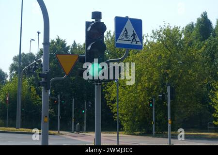 Eine rote, gelbe und grüne Ampel am Straßenrand, die die Fahrzeugbewegung an einer Kreuzung regelt. Stockfoto