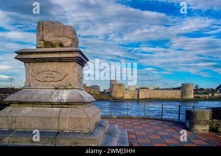 Treaty Stone und King Johns Castle, River Shannon, Limerick City, Irland Stockfoto