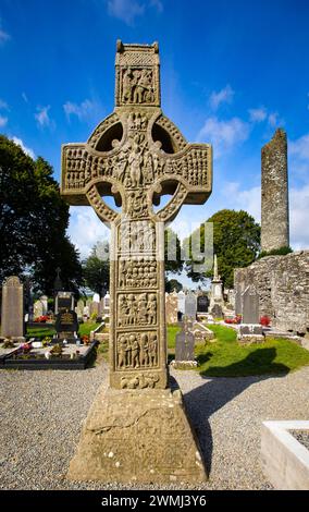 Muiredach's High Cross and Round Tower, Monasterboice Graveyard, County Louth, Irland Stockfoto