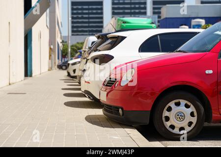 Barcelona, Spanien - 8. Mai 2023: Eine Reihe von Autos, die dicht nebeneinander am Straßenrand parken, ohne dass sich niemand in den Fahrzeugen befindet. Stockfoto