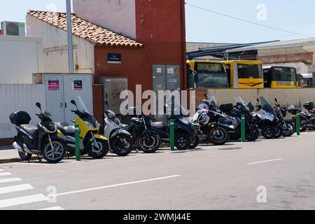 Barcelona, Spanien - 8. Mai 2023: Eine Reihe von Motorrädern parkt nebeneinander. Die Motorräder sind von verschiedenen Marken und Modellen, ausrichten Stockfoto