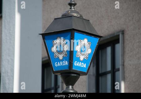 Ein Lampenschild vor dem Bahnhof Garda, Cork City. Irland Stockfoto