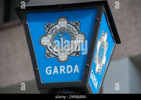 Ein Lampenschild vor dem Bahnhof Garda, Cork City. Irland Stockfoto