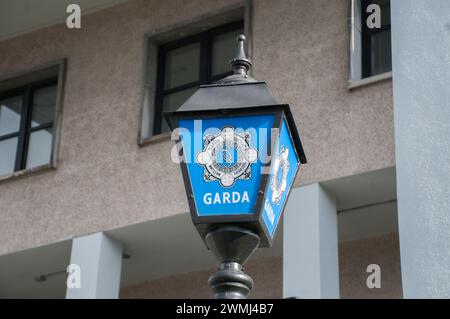 Ein Lampenschild vor dem Bahnhof Garda, Cork City. Irland Stockfoto