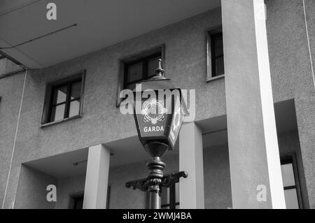 Ein Lampenschild vor dem Bahnhof Garda, Cork City. Irland Stockfoto