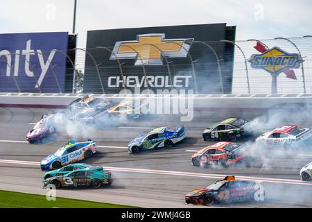 Hampton, GA, USA. Februar 2024. Die NASCAR feild stürzt beim Rennen um die Ambetter Health 400 in Hampton, GA, USA. (Credit Image: © Logan T Arce Action Sports/ASP) NUR REDAKTIONELLE VERWENDUNG! Nicht für kommerzielle ZWECKE! Stockfoto