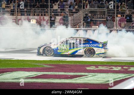 Hampton, GA, USA. Februar 2024. Daniel Suarez feiert seinen Sieg bei der Ambetter Health 400 in Hampton, GA, USA. (Credit Image: © Logan T Arce Action Sports/ASP) NUR REDAKTIONELLE VERWENDUNG! Nicht für kommerzielle ZWECKE! Stockfoto