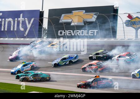 Hampton, GA, USA. Februar 2024. Die NASCAR feild stürzt beim Rennen um die Ambetter Health 400 in Hampton, GA, USA. (Credit Image: © Logan T Arce Action Sports/ASP) NUR REDAKTIONELLE VERWENDUNG! Nicht für kommerzielle ZWECKE! Stockfoto