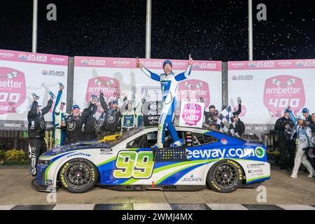 Hampton, GA, USA. Februar 2024. Daniel Suarez feiert seinen Sieg bei der Ambetter Health 400 in Hampton, GA, USA. (Credit Image: © Logan T Arce Action Sports/ASP) NUR REDAKTIONELLE VERWENDUNG! Nicht für kommerzielle ZWECKE! Stockfoto