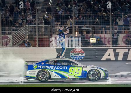 Hampton, GA, USA. Februar 2024. Daniel Suarez feiert seinen Sieg bei der Ambetter Health 400 in Hampton, GA, USA. (Credit Image: © Logan T Arce Action Sports/ASP) NUR REDAKTIONELLE VERWENDUNG! Nicht für kommerzielle ZWECKE! Stockfoto