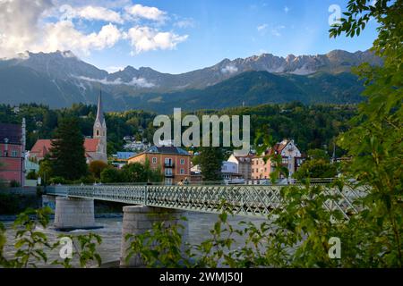 Innsbruck, Österreich – 19. September 2023. Emil Betoir Fußgängerbrücke Inn River Innsbruck Österreich. Emil Betoir Fußgängerbrücke und idyllische Landschaft Stockfoto