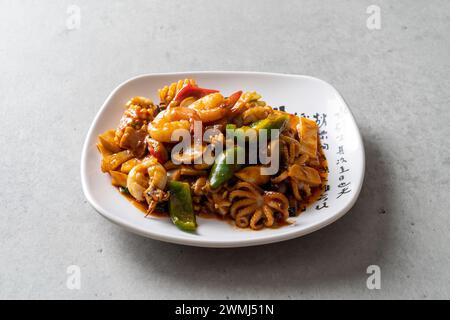 Palbochae Tangsuyuk Samseon Tablett Schwarze Bohnen Nudeln Schwarze Bohnen Nudeln Clam Jjamppong Chinesische Küche Stockfoto