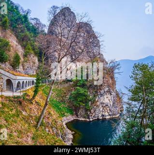 Das felsige Ufer des Luhganer Sees auf dem Olivenbaumweg zwischen Castagnola und Gandria, Lugano, Schweiz Stockfoto