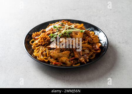 Palbochae Tangsuyuk Samseon Tablett Schwarze Bohnen Nudeln Schwarze Bohnen Nudeln Clam Jjamppong Chinesische Küche Stockfoto