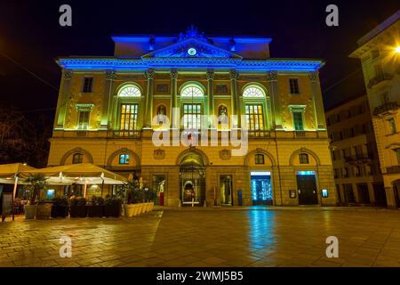 LUGANO, SCHWEIZ - 17. MÄRZ 2022: Palazzo Civico, das Rathaus von Lugano bei Nacht, am 17. März in Lugano, Schweiz Stockfoto