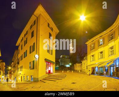 LUGANO, SCHWEIZ - 17. MÄRZ 2022: Panorama der malerischen, gekrümmten Straßen im Herzen der Altstadt, am 17. März in Lugano, Schweiz Stockfoto