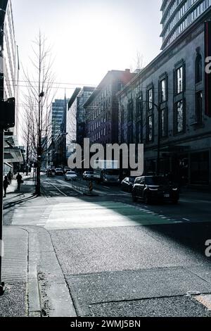 Vancouver, Kanada - 9. Februar 2024: Ein Blick auf die Dunsmuir Street mit Blick nach Osten, die von der Granville Street durchquert wird, mit Autos und Menschen, die unterwegs sind. Stockfoto