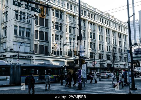 Vancouver, Kanada - 9. Februar 2024: Ein Blick auf das Vancouver Hudson's Bay-Gebäude auf den Straßen Georgia und Granville mit Sonnenlicht aus dem Osten. Stockfoto