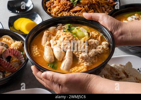 Palbochae Tangsuyuk Samseon Tablett Schwarze Bohnen Nudeln Schwarze Bohnen Nudeln Clam Jjamppong Chinesische Küche Stockfoto