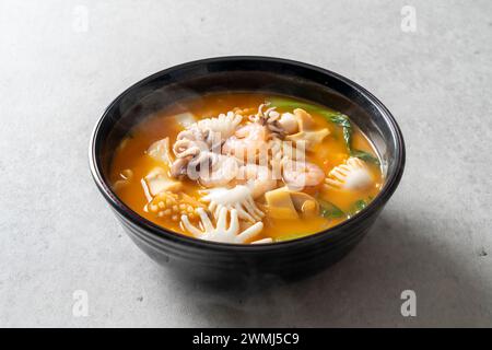 Palbochae Tangsuyuk Samseon Tablett Schwarze Bohnen Nudeln Schwarze Bohnen Nudeln Clam Jjamppong Chinesische Küche Stockfoto