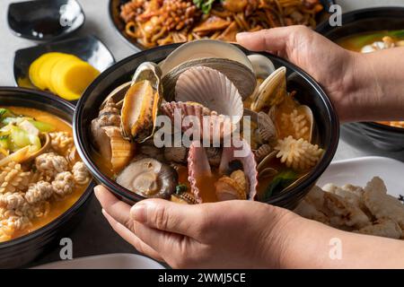 Palbochae Tangsuyuk Samseon Tablett Schwarze Bohnen Nudeln Schwarze Bohnen Nudeln Clam Jjamppong Chinesische Küche Stockfoto