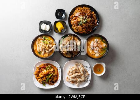 Palbochae Tangsuyuk Samseon Tablett Schwarze Bohnen Nudeln Schwarze Bohnen Nudeln Clam Jjamppong Chinesische Küche Stockfoto