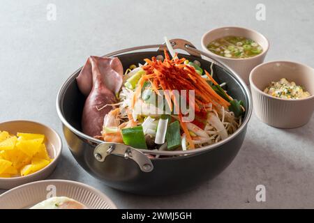 Meeresschnecke, Jolmyeon, gedämpfter Tintenfisch, gebratenes Schweinefleisch, koreanisches Eierrollen-Gericht Stockfoto