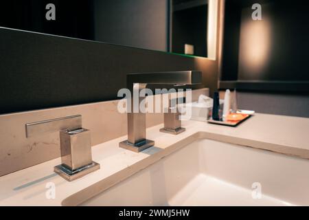 Hotelzimmer Bad Waschbecken und Wasserhahn Stockfoto