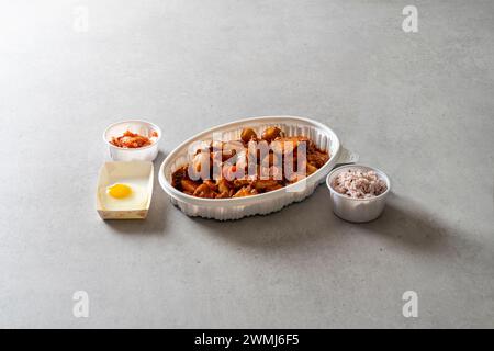 La Geschmortes scharfes Huhn mit Holzkohle Bulgogi Lunch Box geschmortes scharfes Huhn Stockfoto