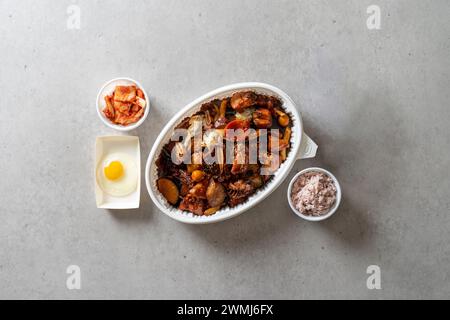 La Geschmortes scharfes Huhn mit Holzkohle Bulgogi Lunch Box geschmortes scharfes Huhn Stockfoto
