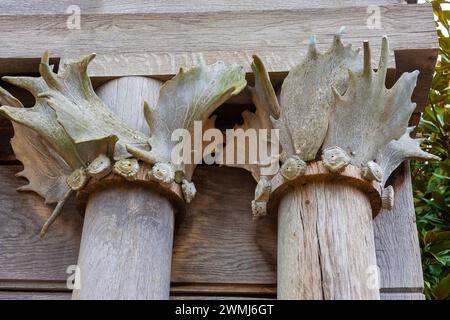 Detail der rustikalen Schnitzerei auf den Säulen des hölzernen Pavillons im Collector Earl's Garden, Arundel Castle, Arundel, West Sussex, Großbritannien Stockfoto