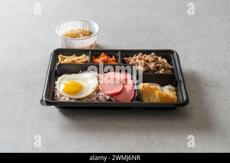 La Geschmortes scharfes Huhn mit Holzkohle Bulgogi Lunch Box geschmortes scharfes Huhn Stockfoto