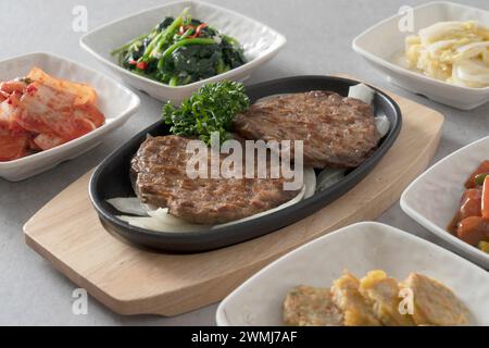 Koreanisches Gericht Dongtae-Tang Kimchi Roll Makrele geschmorte Makrele geschmorte Rindfleisch Rib Patties geschmorte kurze Rib Patties Stockfoto