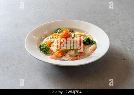 Koreanisches Gericht Steak, Rosé-Nudeln, Tomatenspaghetti, Kaviar, Knoblauch-Creme-Nudeln, basilfeste Spaghetti Stockfoto