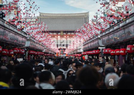 Menschenmassen entlang der Nakamise Dori, der Hauptstraße, die zum Hauptgebetssaal des historischen Sensoji-Tempels in Asakusa, Tokio, Japan führt. Stockfoto