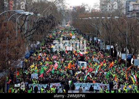 Madrid, Spanien. Februar 2024. Madrid Spanien; 26.02.2024.- Tausende Bauern demonstrieren in Madrid in der vierten Protestwoche. Sie werden von den Agrarkonzernen ASAJA, Coag und UPA genannt und laufen durch die Straßen der spanischen Hauptstadt und enden vor dem Gebäude der Europäischen Union in Madrid. Vermerk: Juan Carlos Rojas/dpa/Alamy Live News Stockfoto