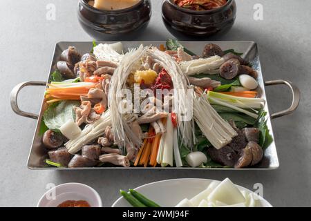 Koreanisches Gericht gekochtes Schweinefleisch-Set, gekochtes Schweinefleisch, Eisbecher, Rinderknochensuppe, Eisbecher-Suppe, gebratene Kutten, Kutschtopf Stockfoto
