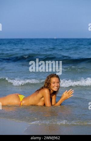 Schönheit Top-Modell auburn Haar attraktive Silhouette Spiel mit Wellen Sommerferien lächelnd gesund aussehen Stockfoto