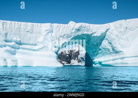 Wunderschöner bogenförmiger Eisberg in der Antarktis. Stockfoto