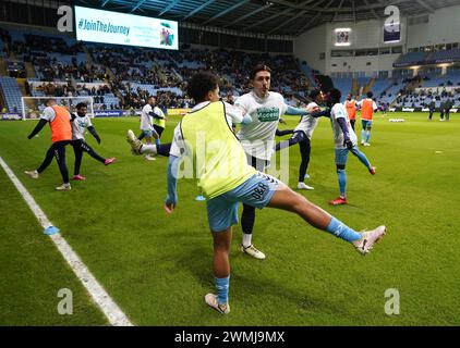 Luis Binks (rechts) und Joel Latibeaudiere von Coventry City bereiten sich vor dem fünften Spiel der Emirates FA Cup in der Coventry Building Society Arena in Coventry auf. Bilddatum: Montag, 26. Februar 2024. Stockfoto