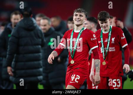 LONDON, Großbritannien - 25. Februar 2024: Bobby Clark aus Liverpool mit seiner Siegermedaille nach dem Finale des EFL Carabao Cup zwischen Chelsea FC und Liverpool FC Stockfoto