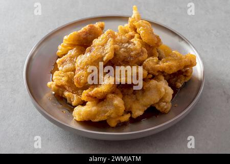 Koreanisches Gericht Ketchup Tangsuyuk, süß-saures Schweinefleisch, Guobaorou, Sojabohnenpaste Eintopf, gegrillte Schweinebacke Stockfoto