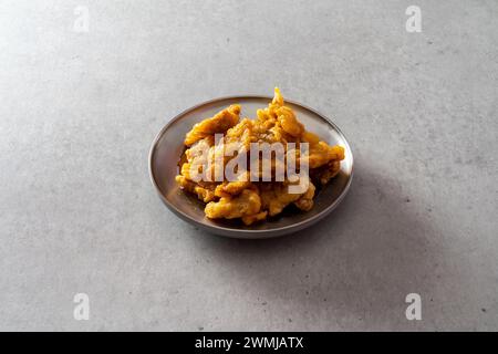 Koreanisches Gericht Ketchup Tangsuyuk, süß-saures Schweinefleisch, Guobaorou, Sojabohnenpaste Eintopf, gegrillte Schweinebacke Stockfoto