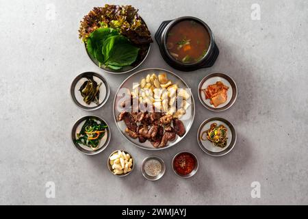 Koreanisches Gericht Ketchup Tangsuyuk, süß-saures Schweinefleisch, Guobaorou, Sojabohnenpaste Eintopf, gegrillte Schweinebacke Stockfoto