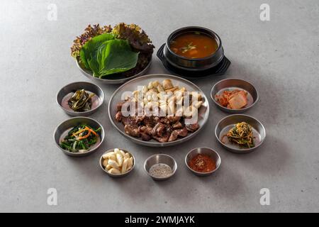 Koreanisches Gericht Ketchup Tangsuyuk, süß-saures Schweinefleisch, Guobaorou, Sojabohnenpaste Eintopf, gegrillte Schweinebacke Stockfoto