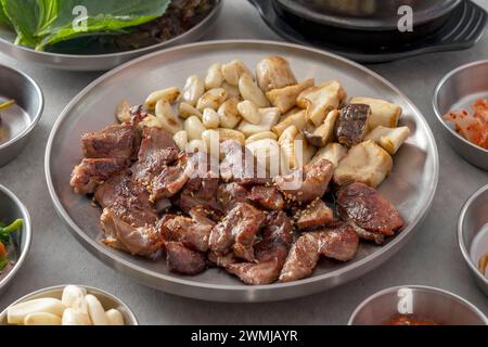 Koreanisches Gericht Ketchup Tangsuyuk, süß-saures Schweinefleisch, Guobaorou, Sojabohnenpaste Eintopf, gegrillte Schweinebacke Stockfoto