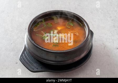 Koreanisches Gericht Ketchup Tangsuyuk, süß-saures Schweinefleisch, Guobaorou, Sojabohnenpaste Eintopf, gegrillte Schweinebacke Stockfoto