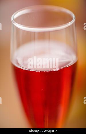 Ein Flötenglas gefüllt mit sprudelndem rosé Cava. Stockfoto