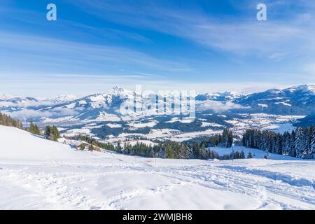 Blick auf den Gipfel Kitzbüheler Horn in den Kitzbüheler Alpen Kitzbühler Alpen, Kitzbühler Alpen, Blick vom Berg Astberg Reith bei Kitzbühel Wilder Kaiser Ka Stockfoto